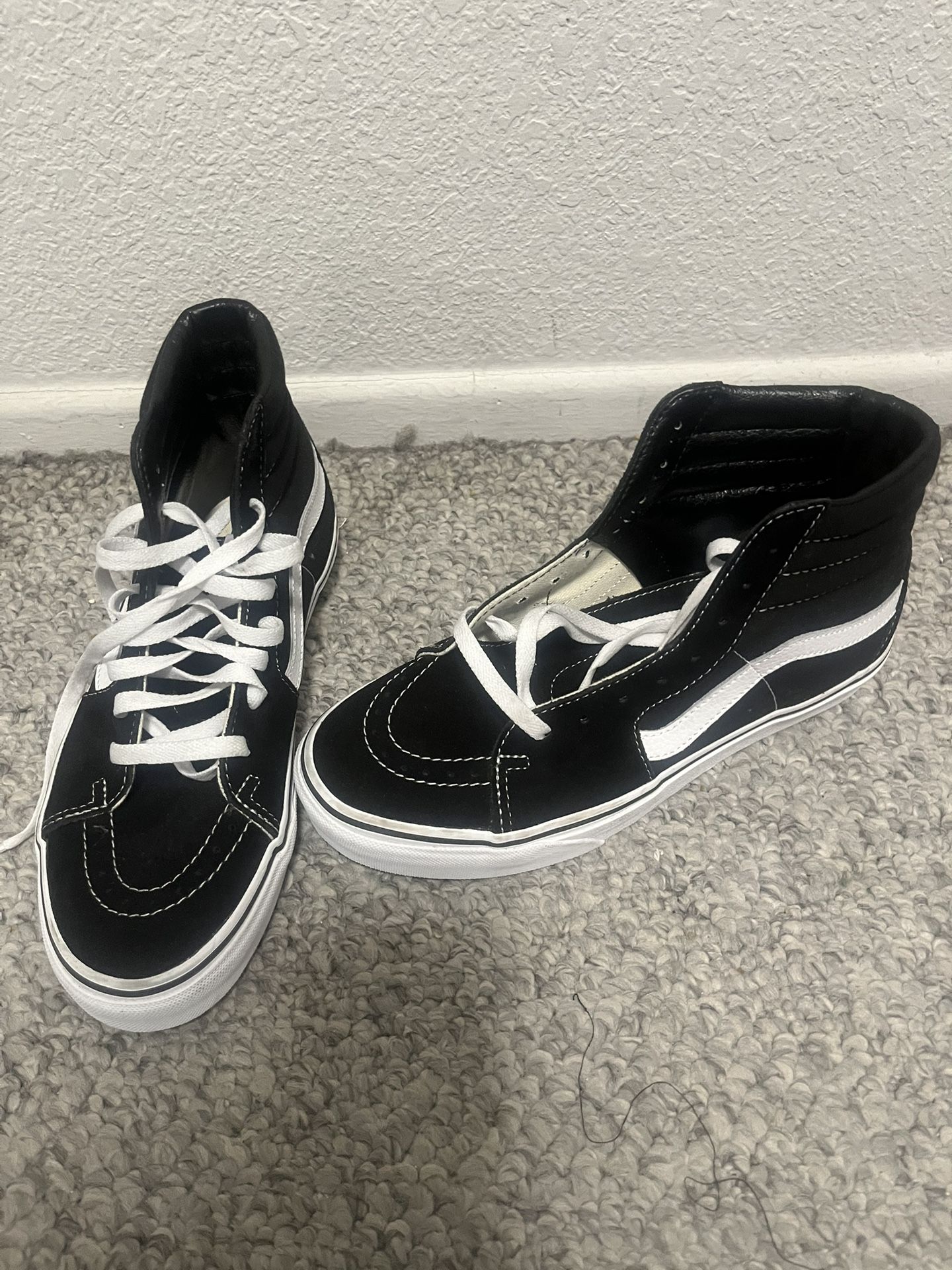 New Vans M 7.5 Wmn 9.0 hi Top black & White Sneakers
