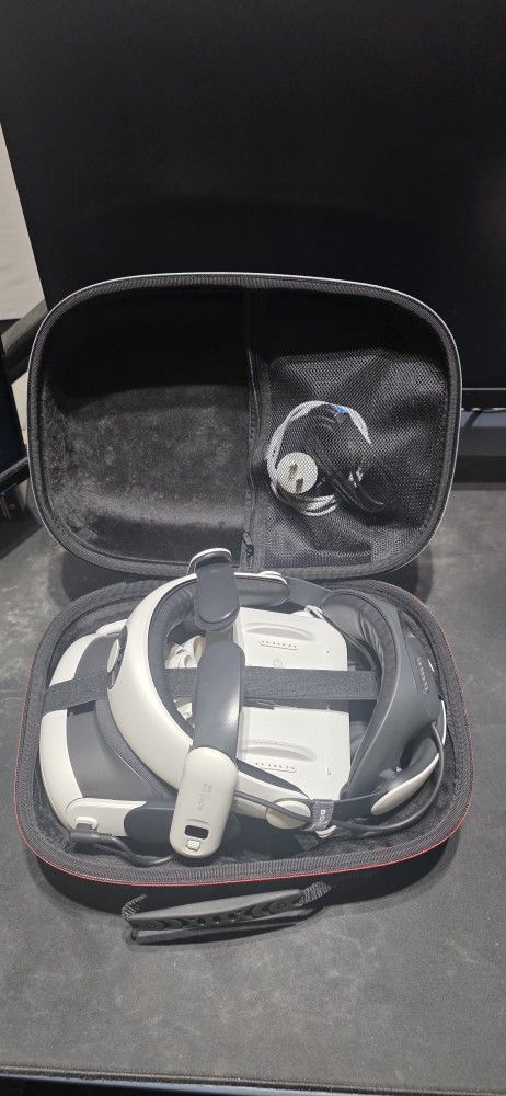 Quest 3 512GB with accessories BOBOVR S3 Headstrap, Batteries, Battery Charging Dock, Lense Cover, and Carrying Case