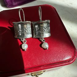 925 Sterling silver dangle earrings w/ genuine freshwater pearls, marked 925 Didae designer , embossed flower design, very nice earrings