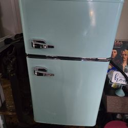 Mini Retro Fridge/Freezer