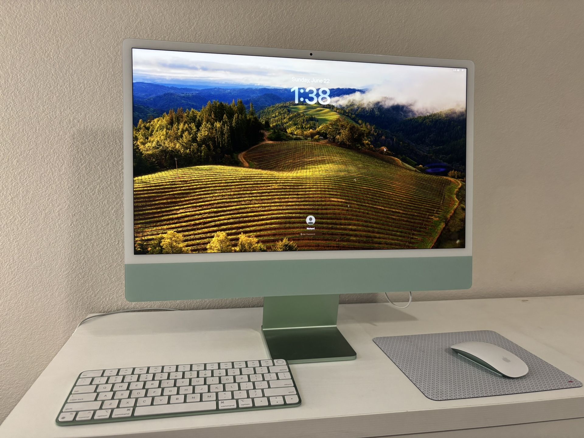 Apple iMac 24” (2021, M1) + Magic Keyboard & Mouse – Excellent Condition
