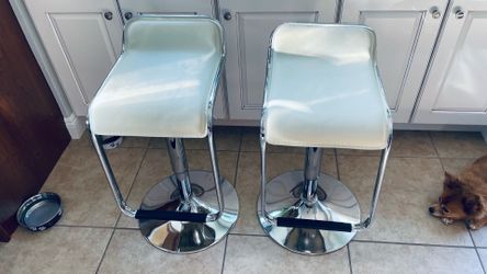 A set of barstools counter height chairs