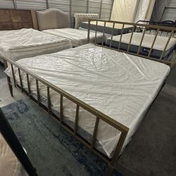 Gold King Bed Frame With 12” THICK Serta Hybrid Memory Foam Mattress-LIKE NEW!