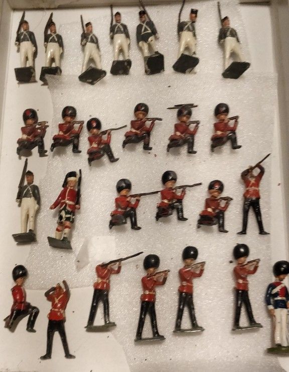 26 Antique Britains (Proprietors) Lead Toy Soldiers