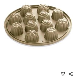 Pampered Chef #1613 Silicone Floral Cupcake Pan
