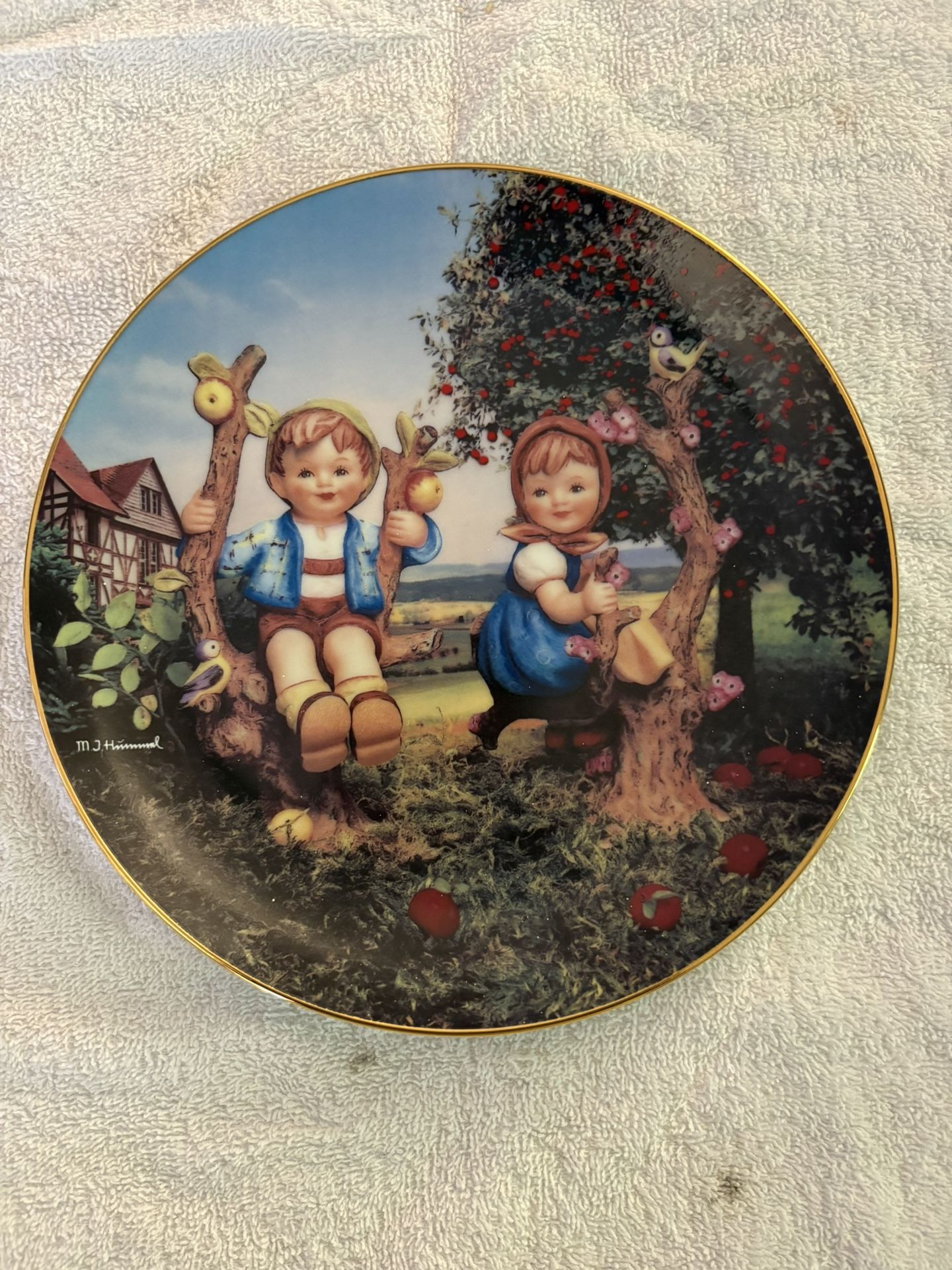 HUMMEL APPLE TREE BOY & GIRL COLLECTORS PLATE