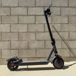 Electric scooter with shocks