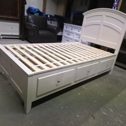 Modern White Twin Size Platform Bed Frame with 3 Drawers