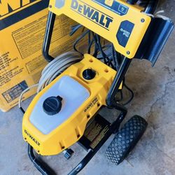 DeWalt 2400 PSI 1.1 GPM Cold Water Electric Pressure Washer. (No gun missing one nozzle) 