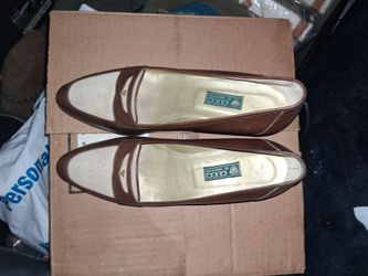 Women's Vintage Gucci Loafers with low, block heels so. 37 1/2 B