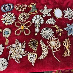 Lots Of Vintage Jewelry Bracelet Earrings Brooches 