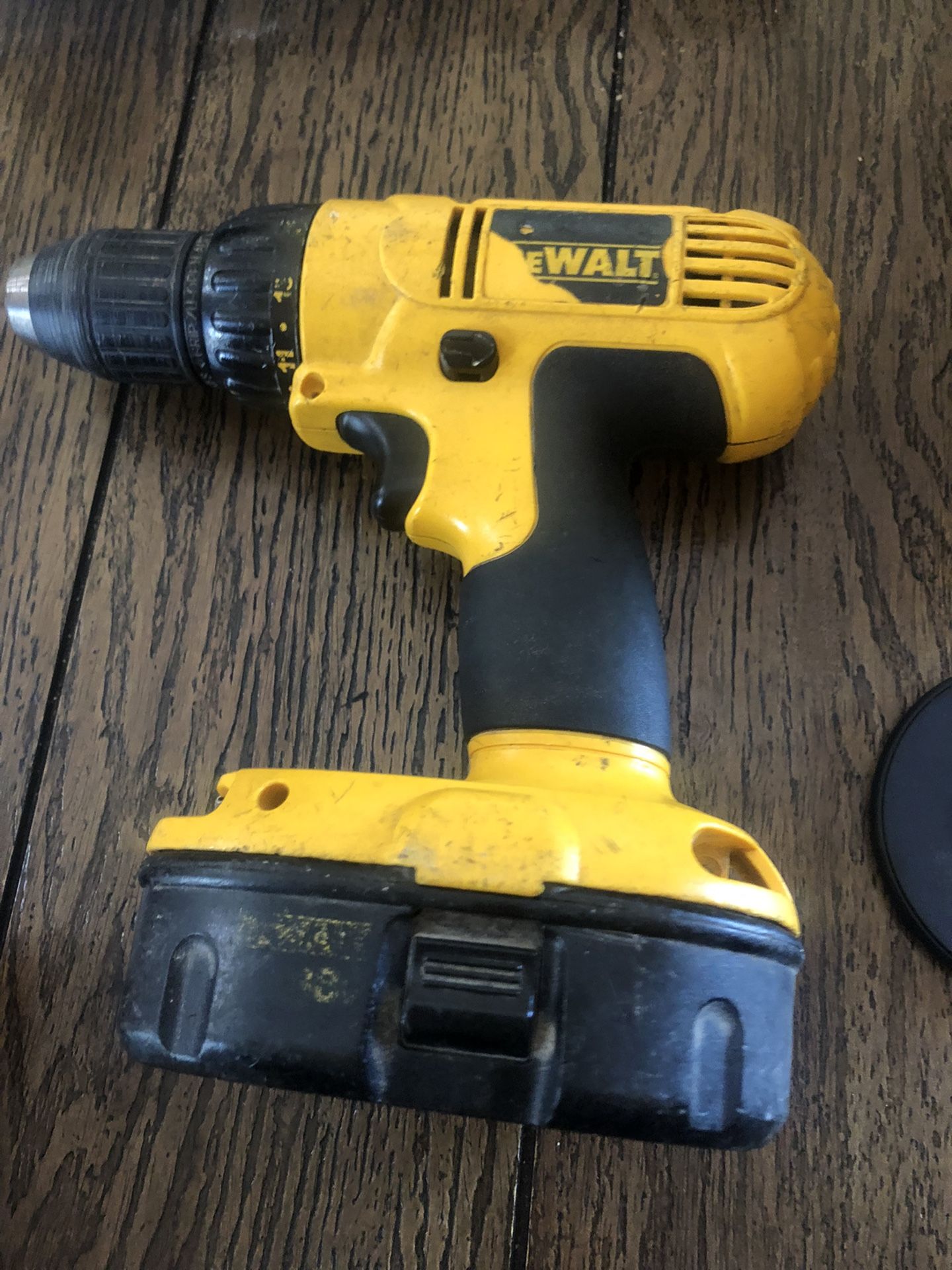 DeWalt DC970 18v Cordless 1/2 Drill Driver N Battery Works Great