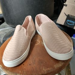 Woman's Shoes Size 9