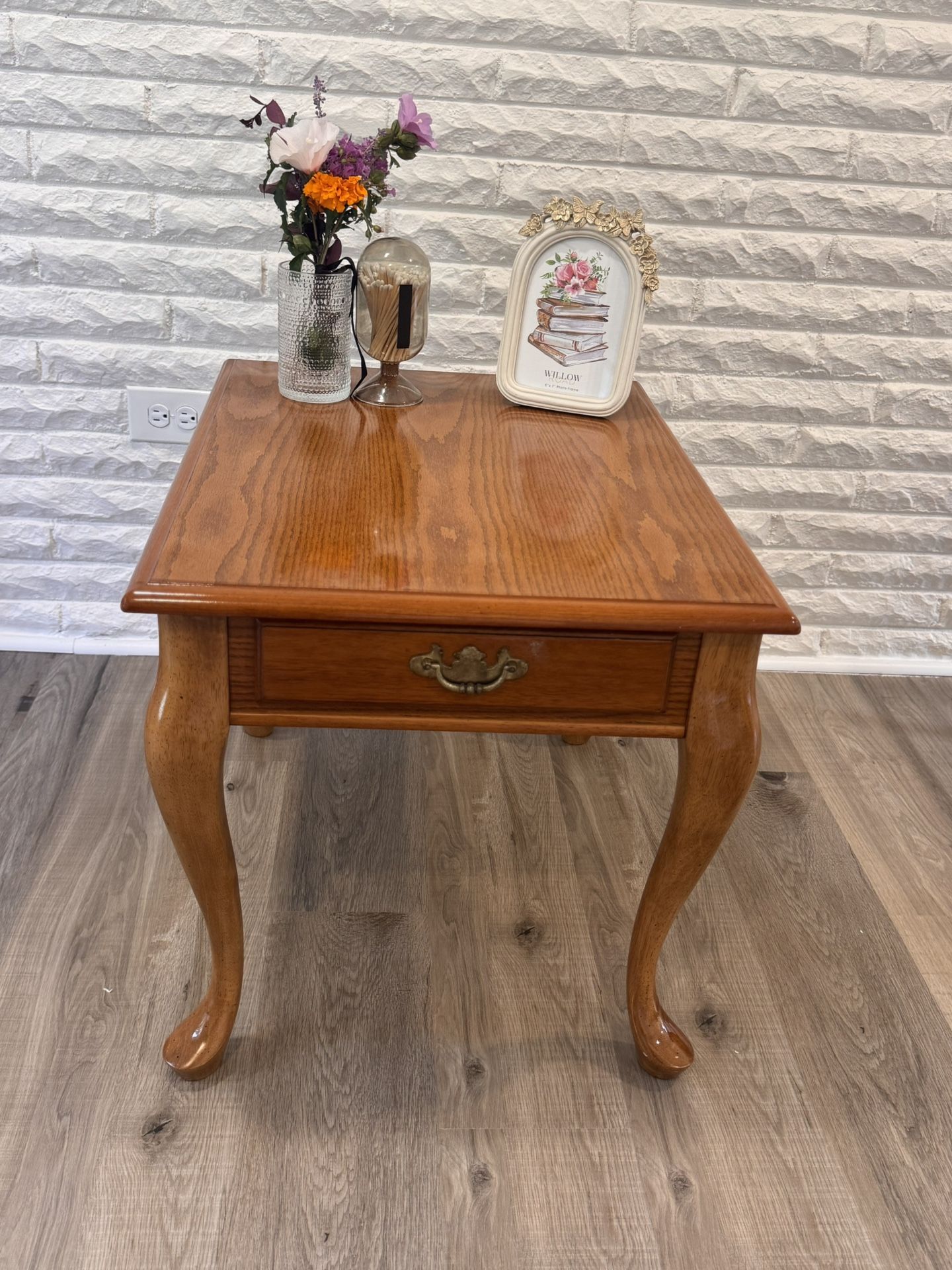 Classic Wooden End Table with Drawer – Excellent Condition!