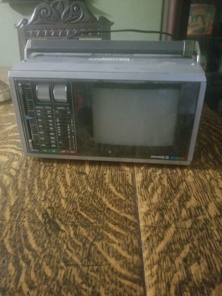 Vintage 1985 Emerson Portable 5.5 Color Television and AM/FM