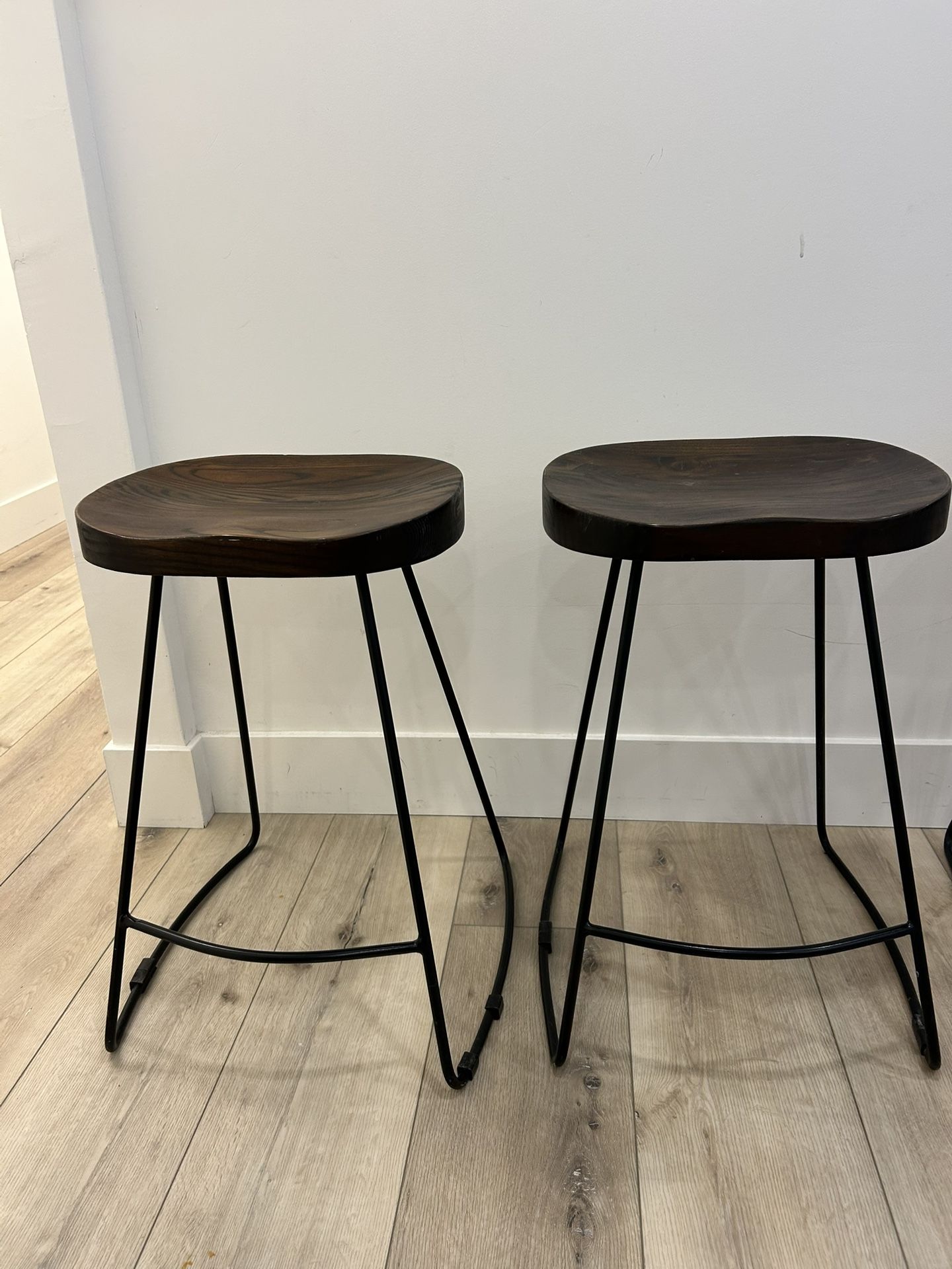Set of 4 solid wood barstools like new  height, 24 inch , Pick up at Granada Hills, 91344 ZIP Code