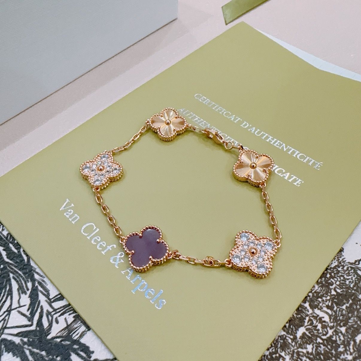 The exquisite appearance is like the exquisite us a must have item for exquisite girls.