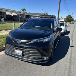 2022 Toyota, Sienna Hybrid XLE Second Owner, Salvage Title