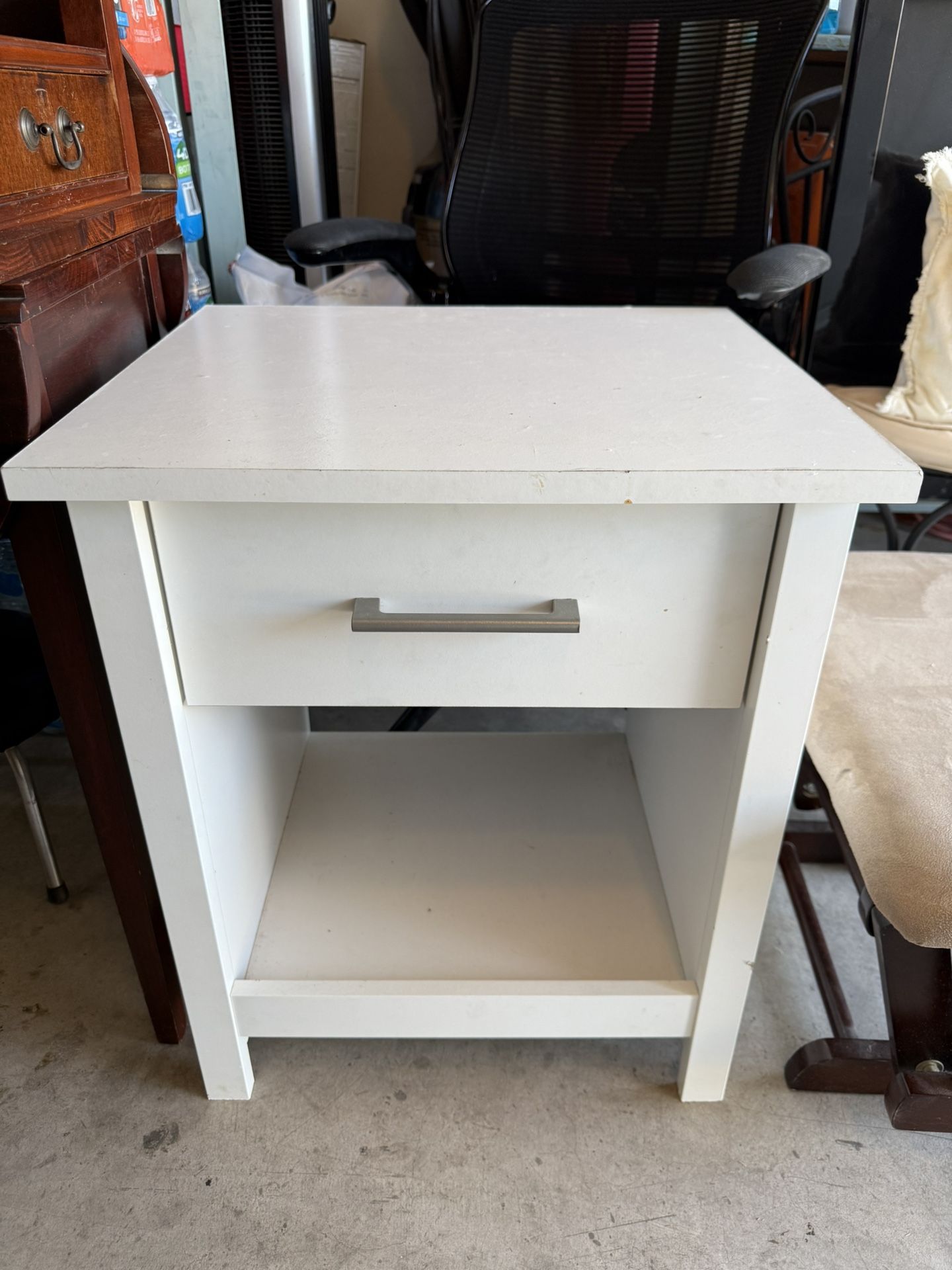 White Night Stand or End table. ( 20x18x24 L.D. H)