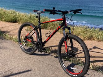 Giant talon 3. 20 speed large size lightweight aluminum frame with 29” wheels and hydraulic disc brakes
