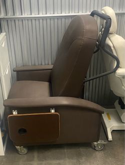 Medical recliner on wheels