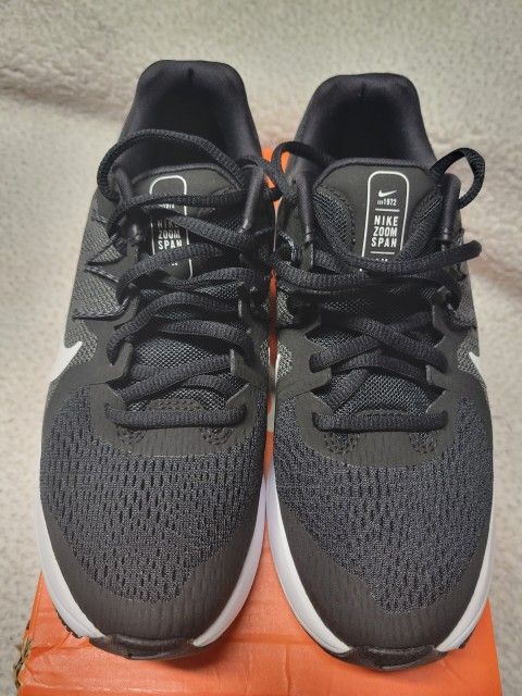 Black And White Nike Zoom Span Shoes Size 5 - NEW
Come with
