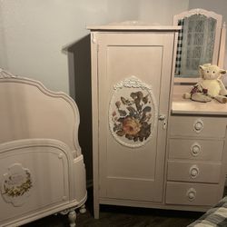 Beautiful antique bedroom Set Dresser Wardrobe/ armoire, Twin bed And Nightstand 