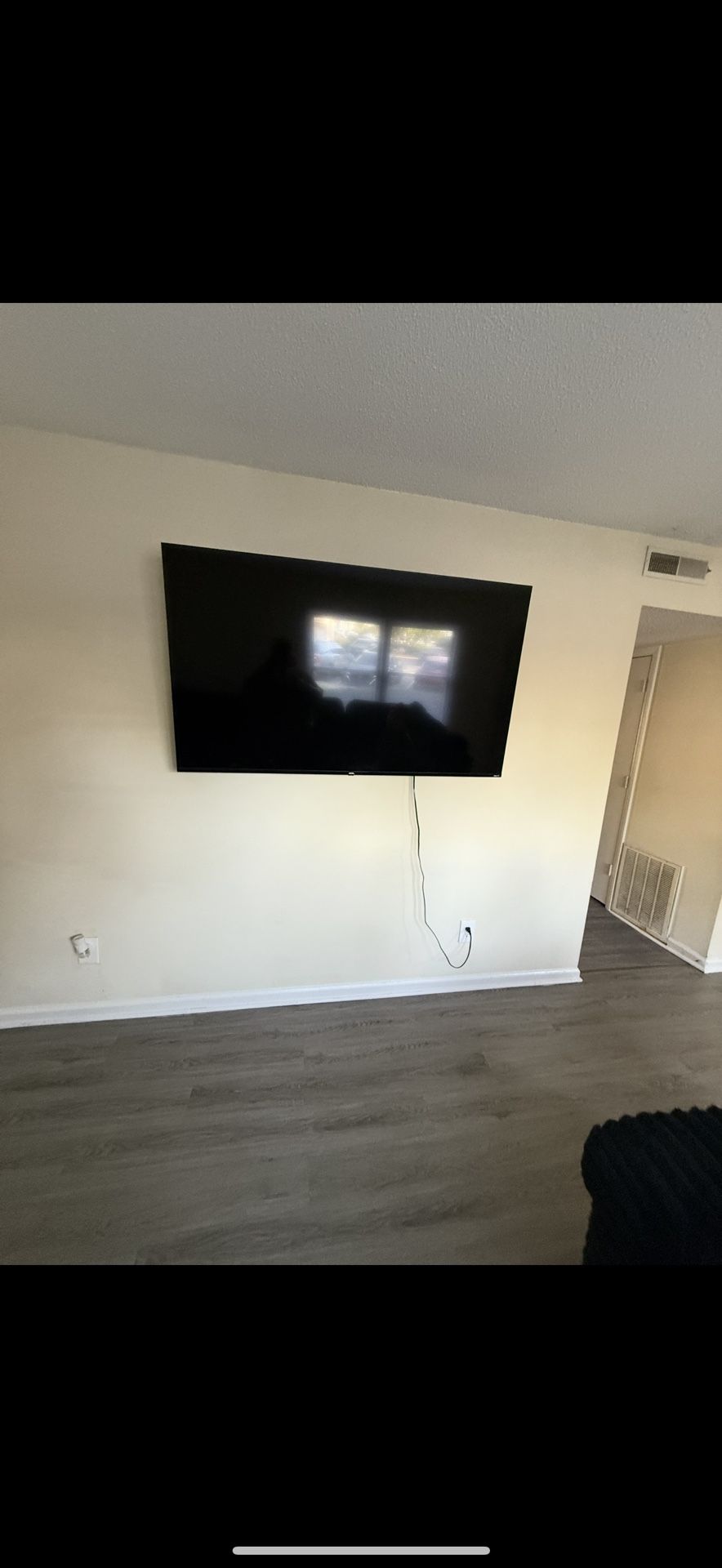 65” Tv , Tv mount included