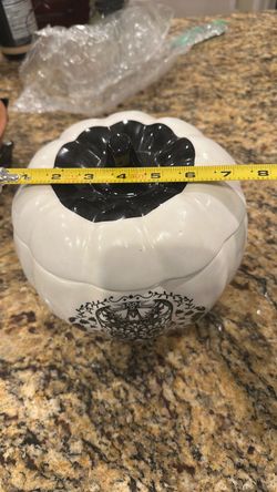 Skull cookie jar and 3 bowls