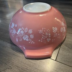 Vintage Pyrex dishes In pink gooseberry