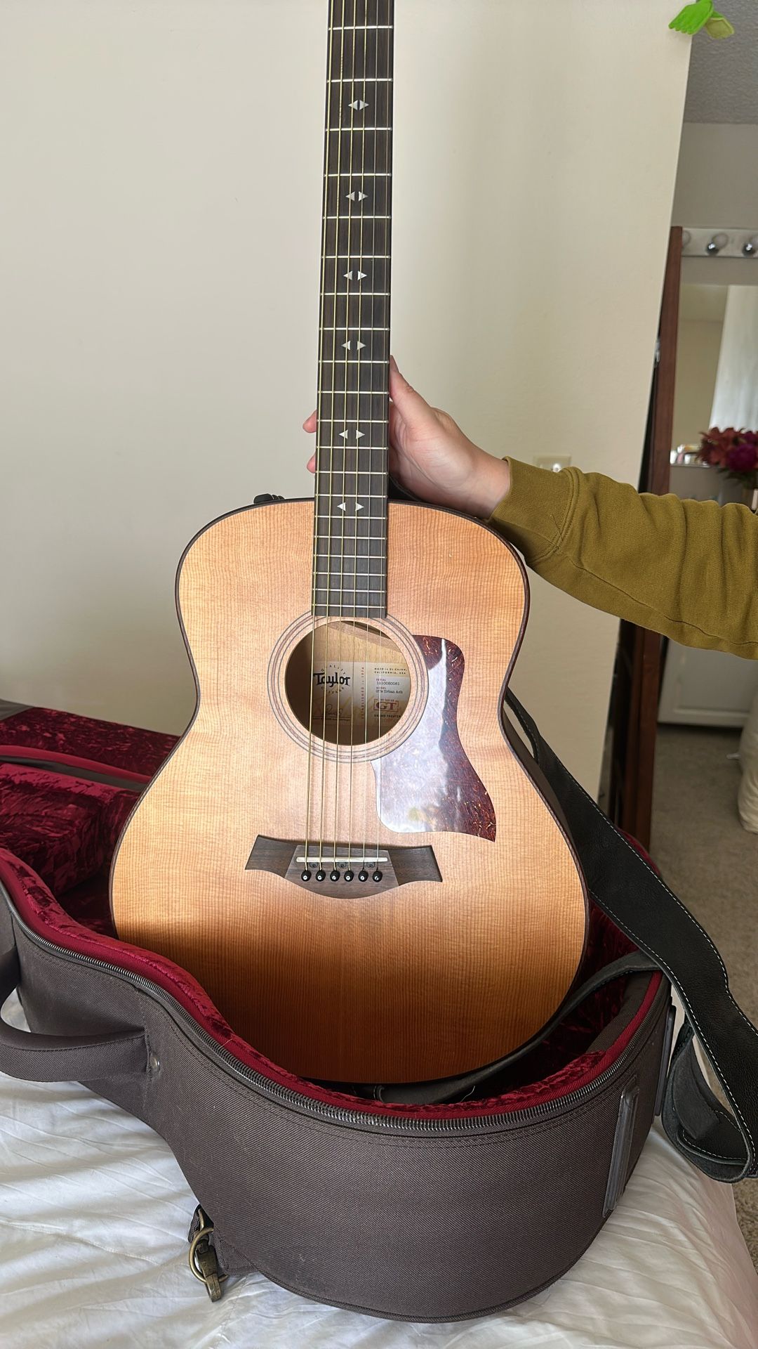 Taylor GTE ACOUSTIC W/ Case