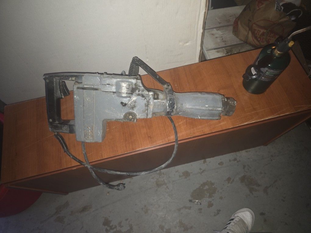 Makita 60 Pound Jack Hammer