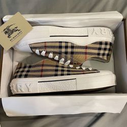 Burberry Size 6M/7.5W 