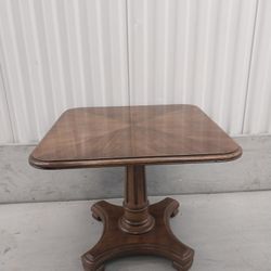 MID  CENTURY  MODERN (MCM)  END  TABLE / SIDE  TABLE  (Henredon)