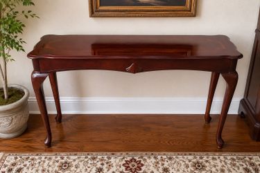 Elegant Console / Sofa Table – Inlaid Top & Queen Anne Style!