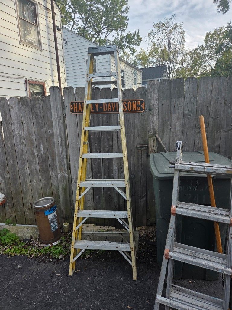 8 Foot Fiberglass  Step Ladder
