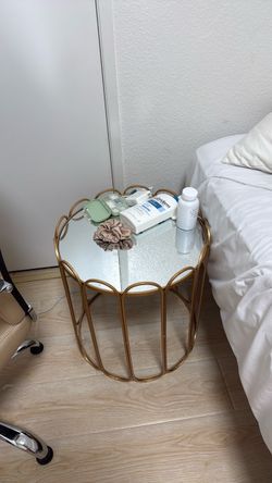 Gold/mirrored side table