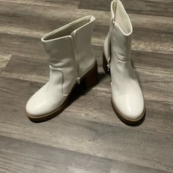 Beautiful like new ladies Size 9, white dress boots