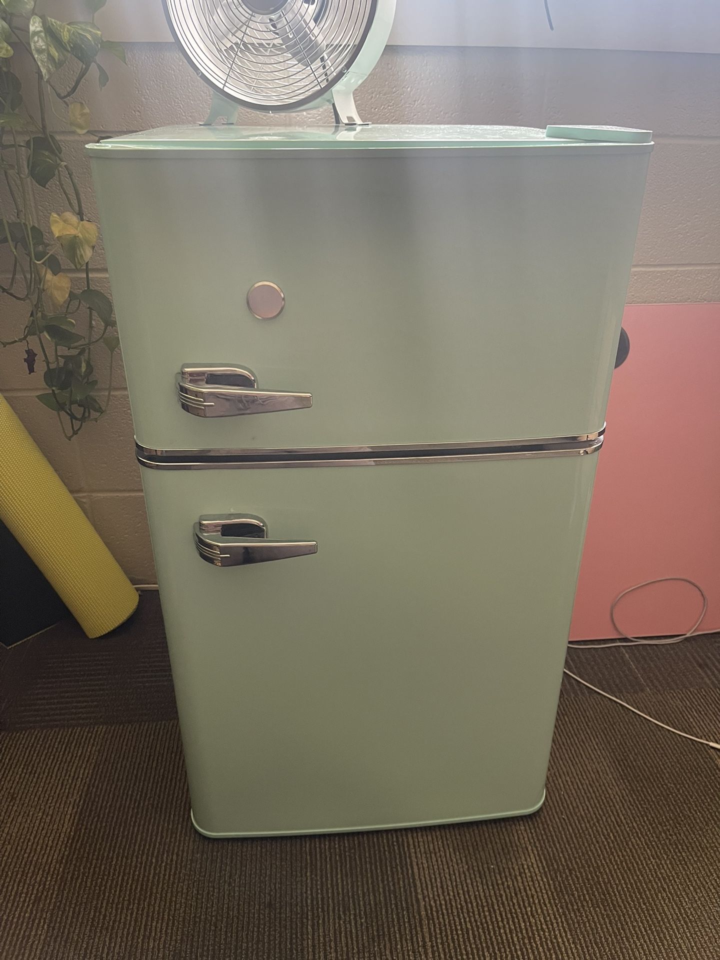 Insignia™ - Retro 3.1 cu. ft. Mini Fridge with Top Freezer and ENERGY STAR Certification - Mint