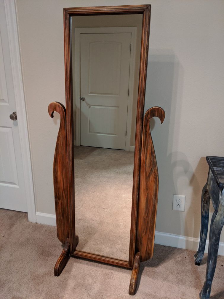 Standing mirror