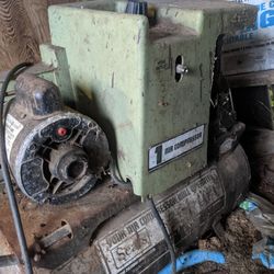 Old Sears compressor Motor Runs good, Holds 100 PSI Has broken wheels though 