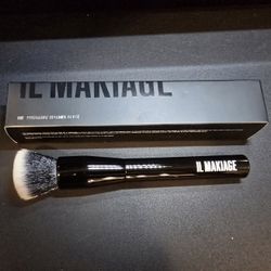 Brand New IL Makiage Foundation Blending Brush #100