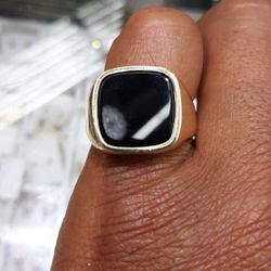 14k gold r onyx ring 7.6 grams