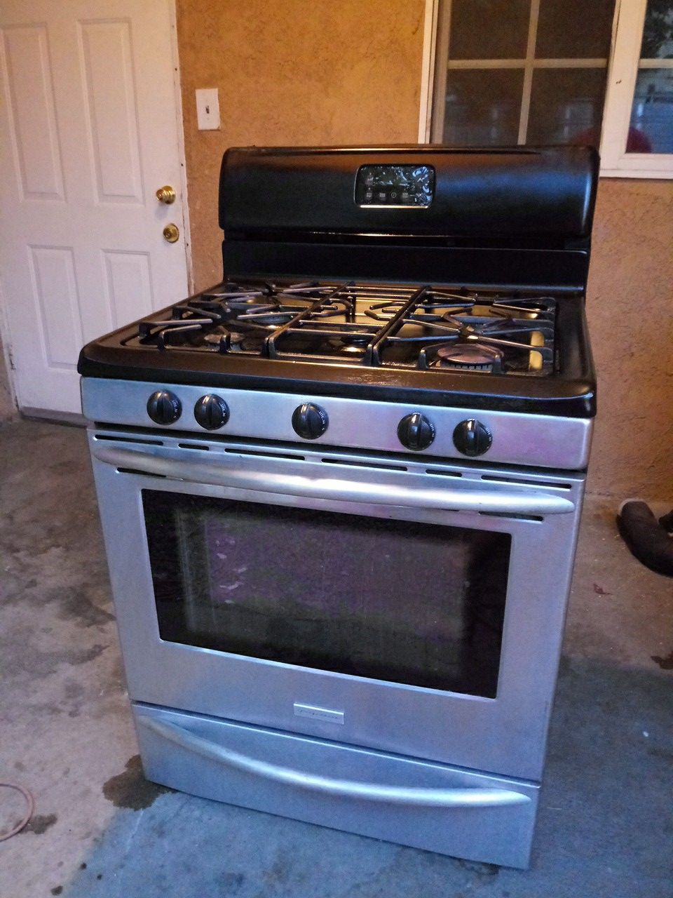 Frigidaire 5 burner stove works perfect will be plugged in