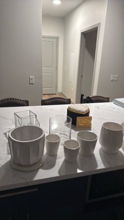 8 vases