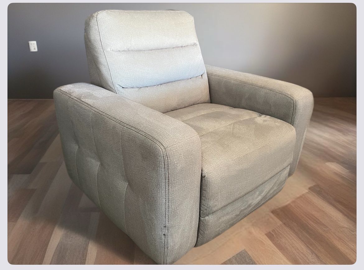 New Arrival ‼️ Contemporary Power Recliner W/ USB Port