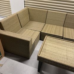 5 piece patio set, like new condition, resin