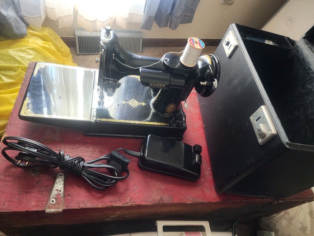 Singer 221 Featherweight Sewing Machine