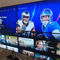 Video Wall Bundle with (4) SAMSUNG TVs with rolling stand & screen split controller, 111 inches total diagonal length

Condition is used for a few eve
