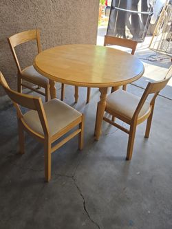 Dining Table and for chairs super nice clean and good condition